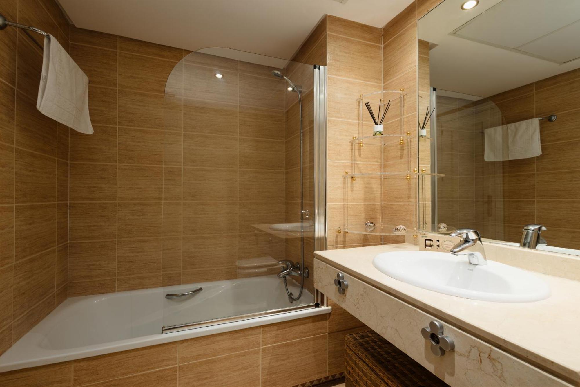 Ground Floor Holiday Apartment With Terrace And Pool In Puerto Banus, Marbella Eksteriør bilde