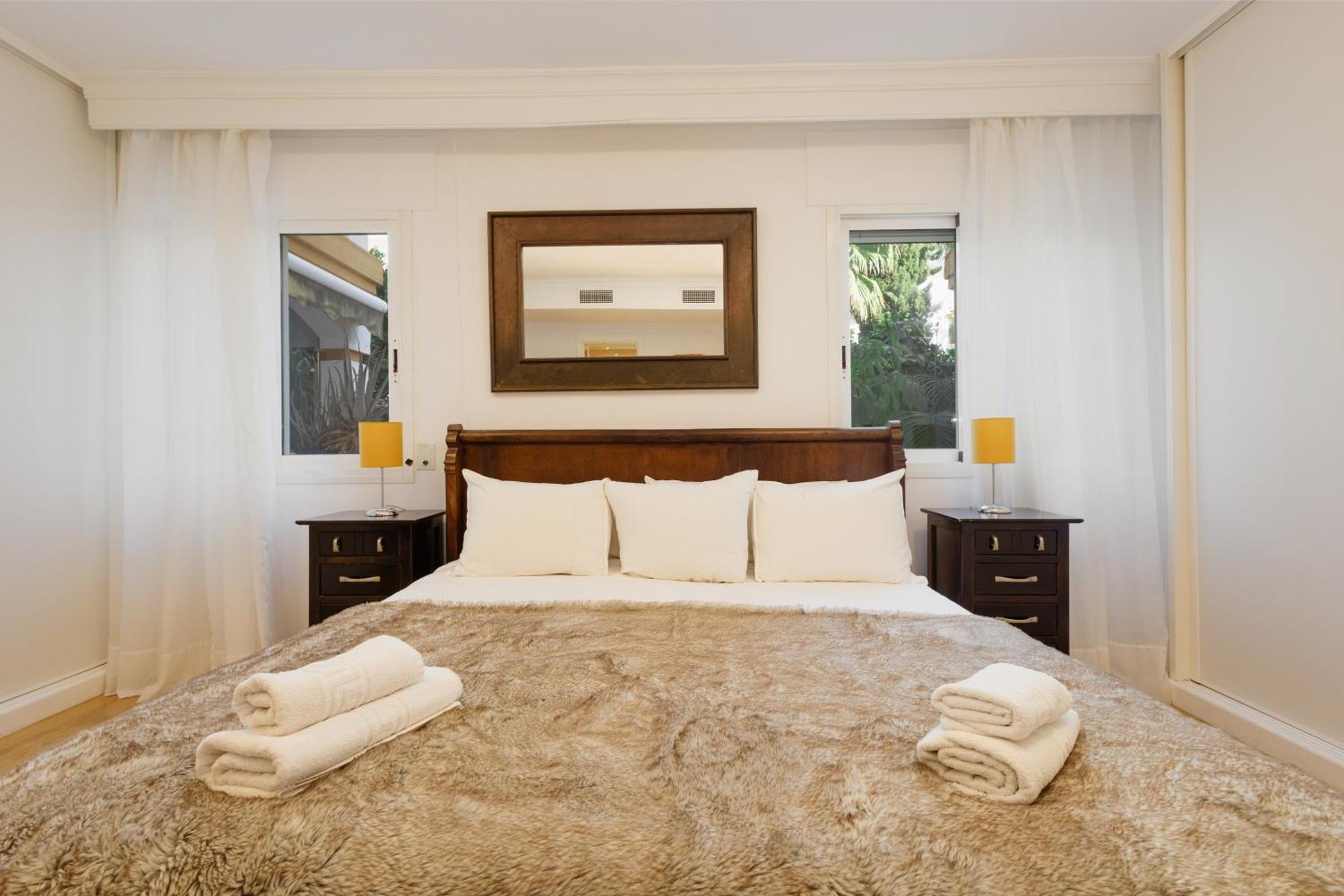 Ground Floor Holiday Apartment With Terrace And Pool In Puerto Banus, Marbella Eksteriør bilde