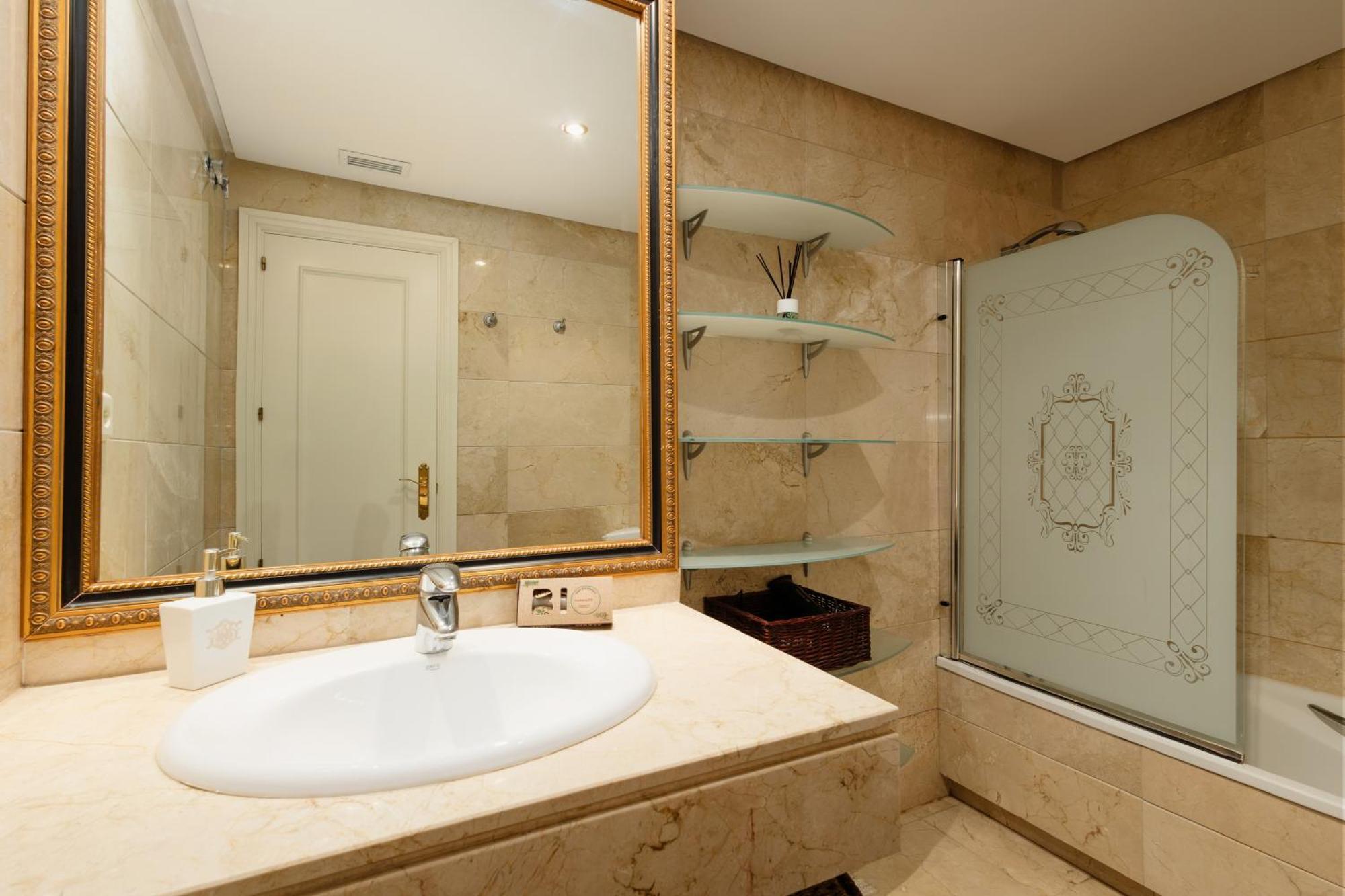 Ground Floor Holiday Apartment With Terrace And Pool In Puerto Banus, Marbella Eksteriør bilde