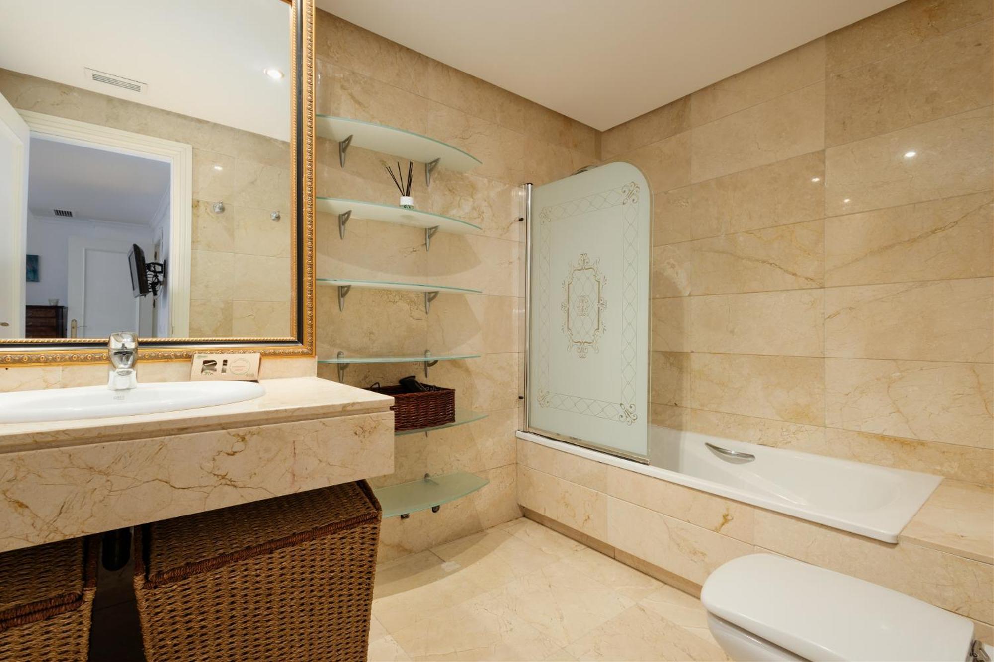 Ground Floor Holiday Apartment With Terrace And Pool In Puerto Banus, Marbella Eksteriør bilde