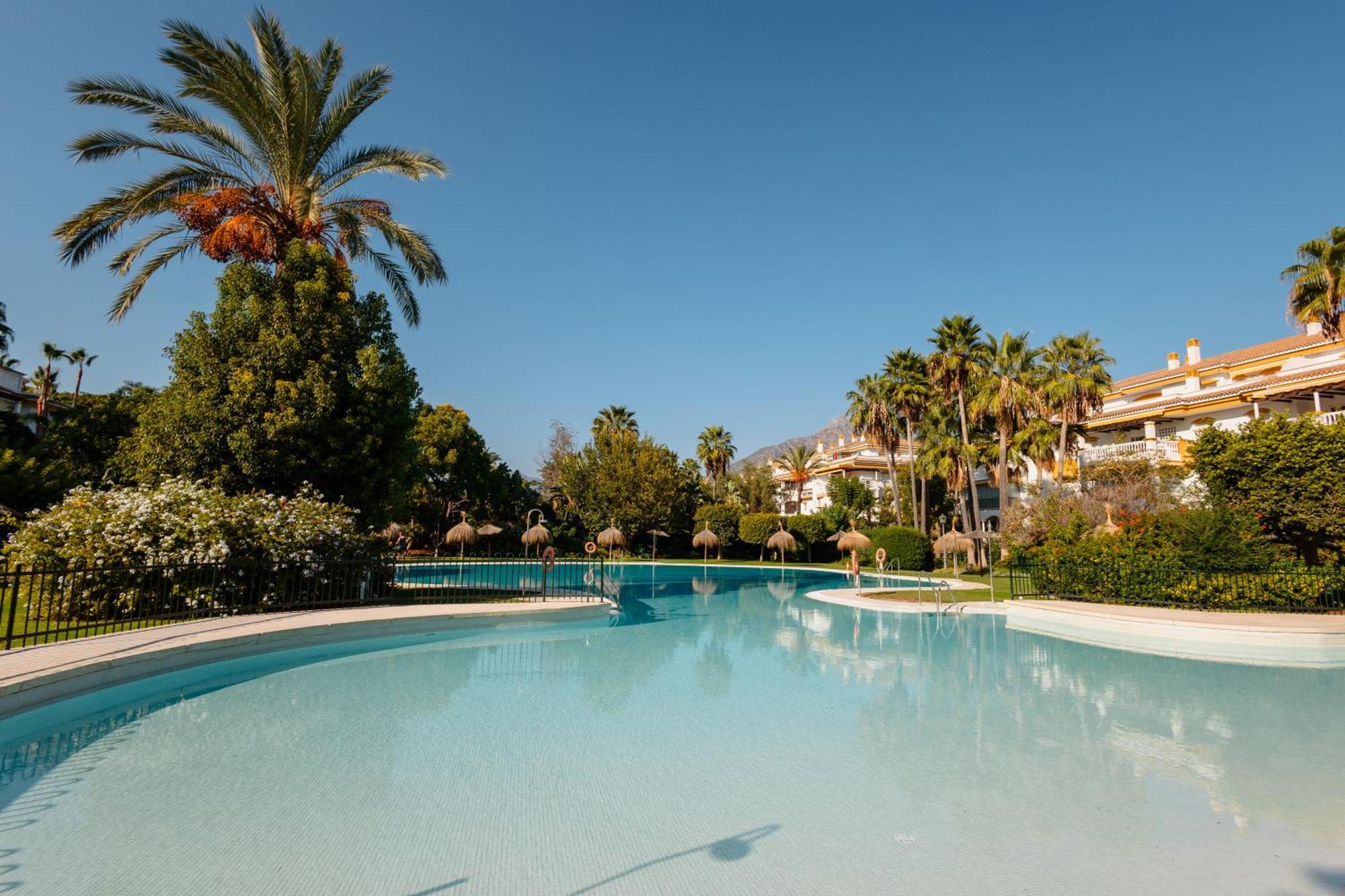 Ground Floor Holiday Apartment With Terrace And Pool In Puerto Banus, Marbella Eksteriør bilde